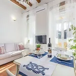 Tesla With Sea View Apartman *
